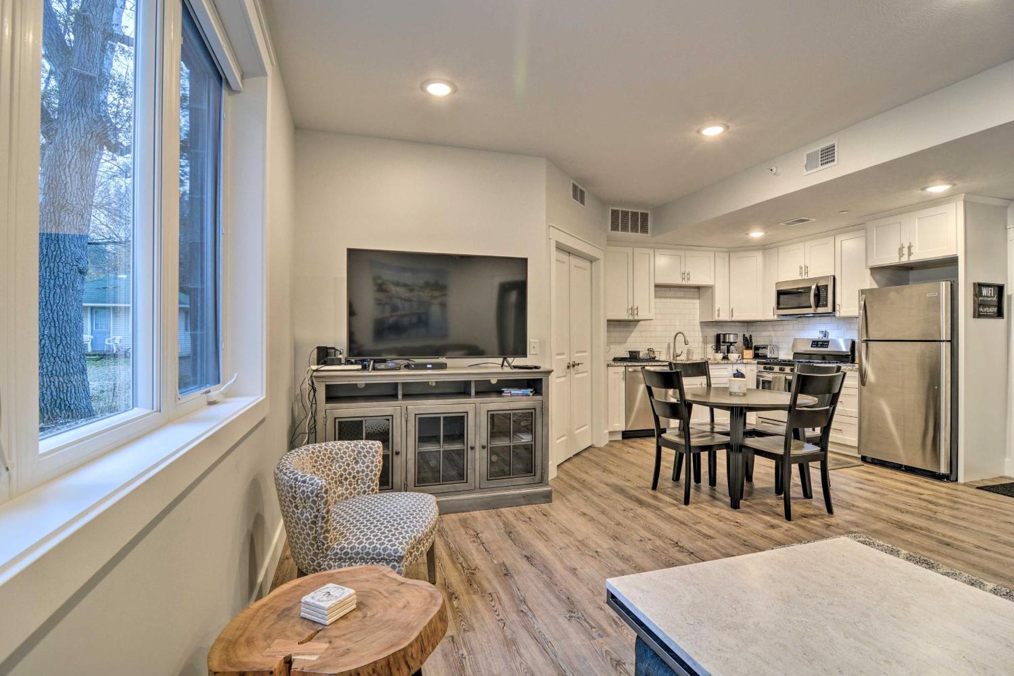 Modern Traverse City Condo About 1 Mi To Bay! Екстер'єр фото